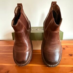 KEEN "Tyretread" Chelsea, slip-on boot Size 9.5 US.
